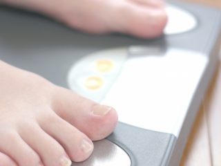 体重計に乗る